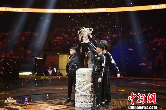 九游体育APP下载-包含将归属谁？总冠军奖杯等待新主人的词条