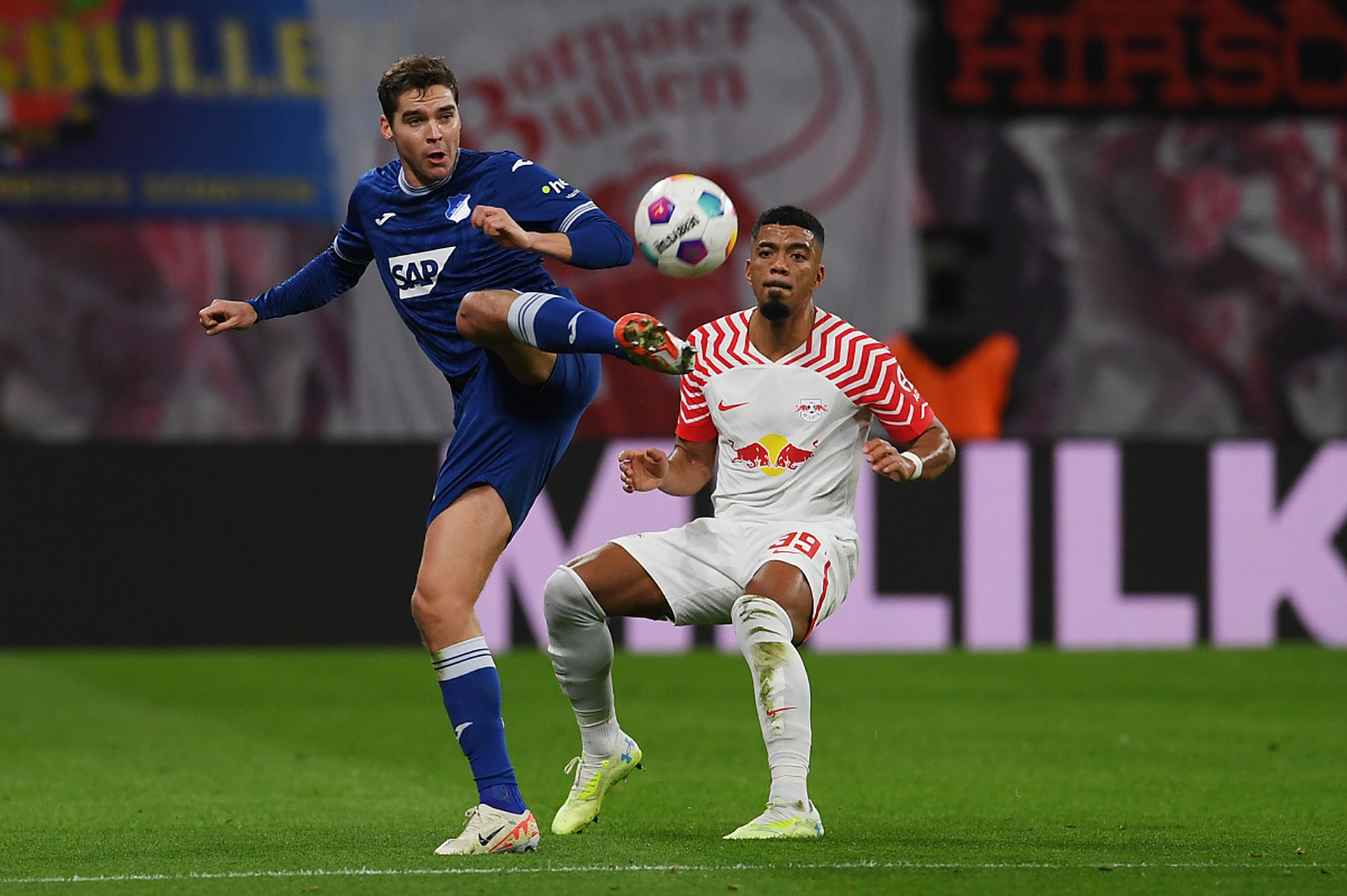 包含莱比锡红牛防守稳固，客场完胜对手的词条