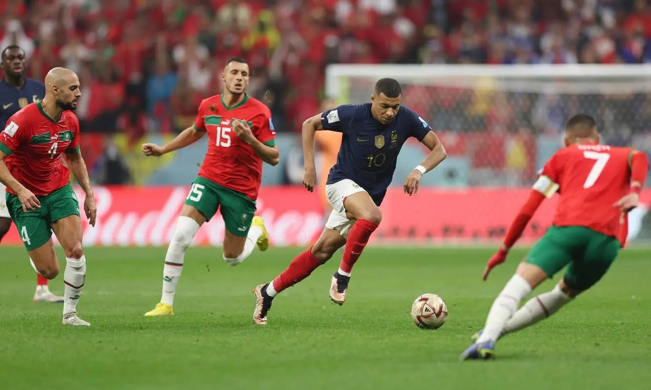 包含法国足球比赛精彩纷呈，观众沉醉其中的词条