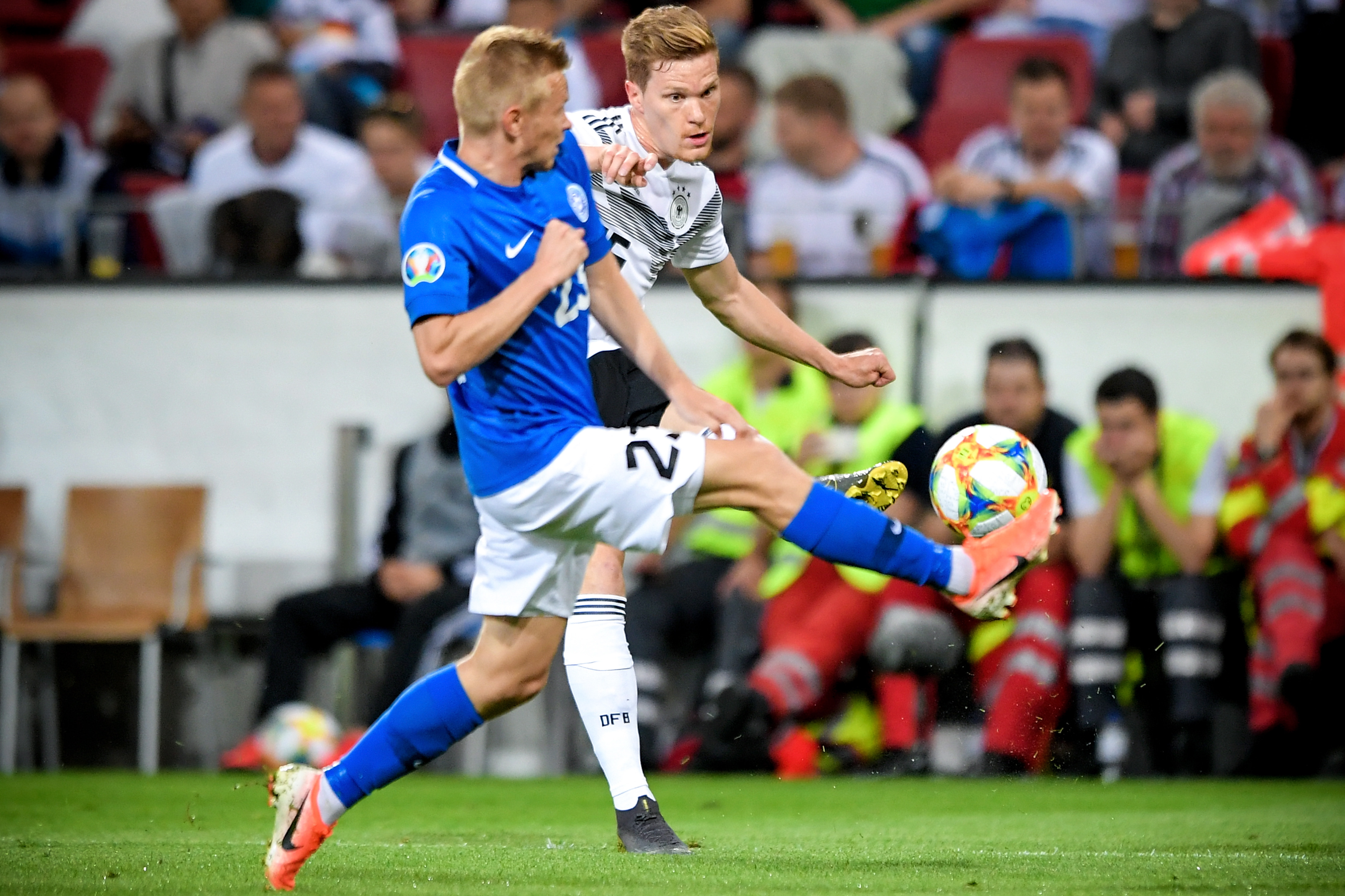 包含爱沙尼亚足球甲级别联赛球员全力冲刺周末比赛的词条