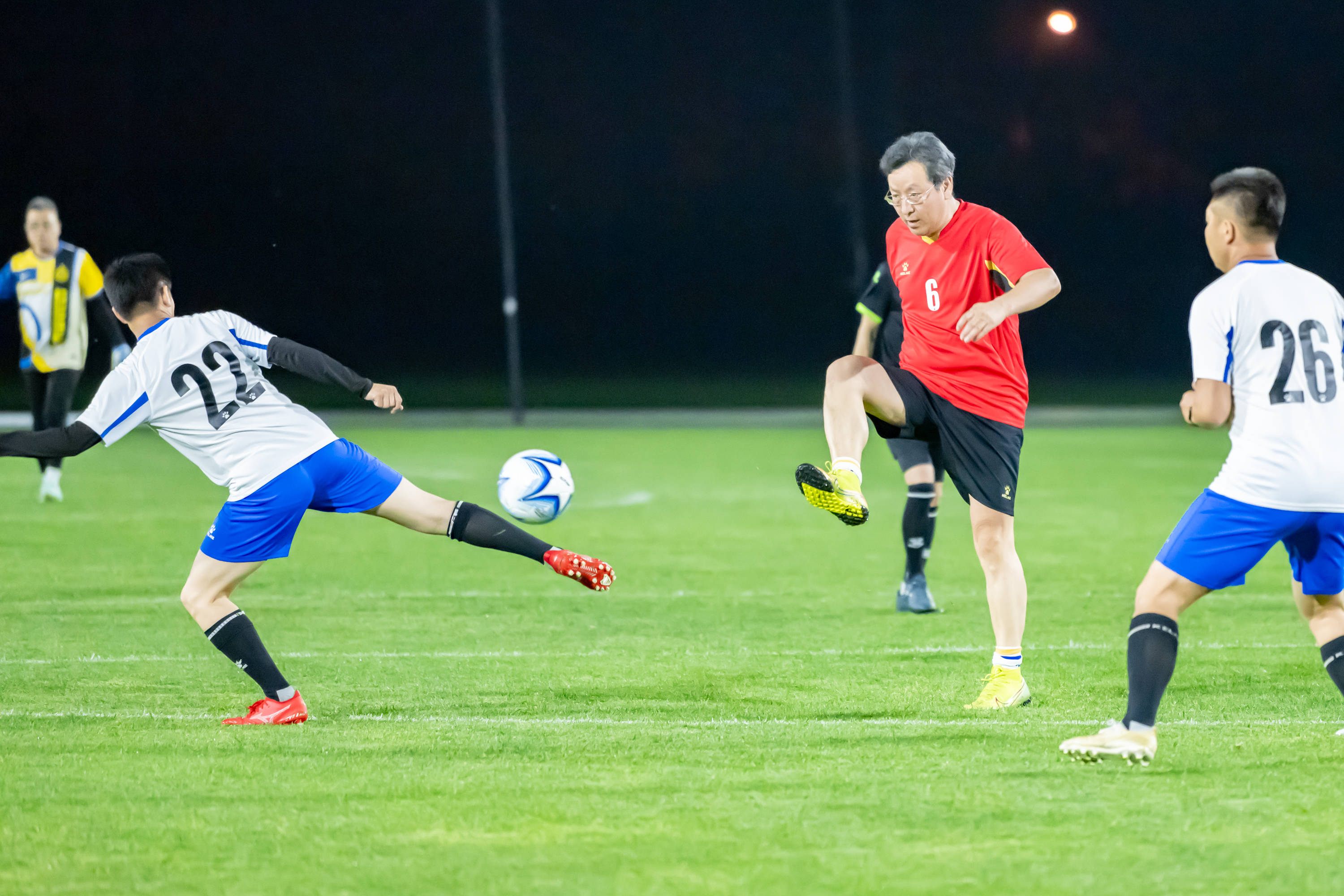 九游体育平台-足球联赛上演的精彩一幕，让人热血沸腾