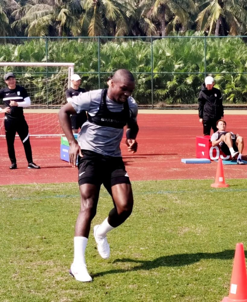 包含汉堡球员合练新战术，力争保级成功的词条