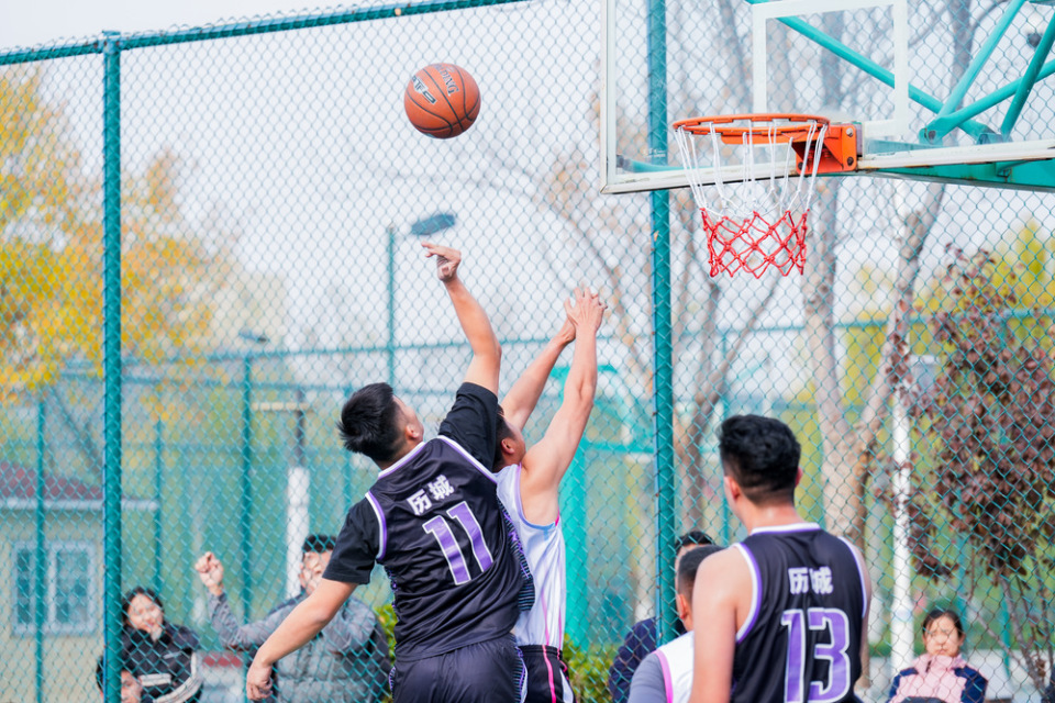 关于篮球比赛现场上出现多变情况，精彩不断的信息