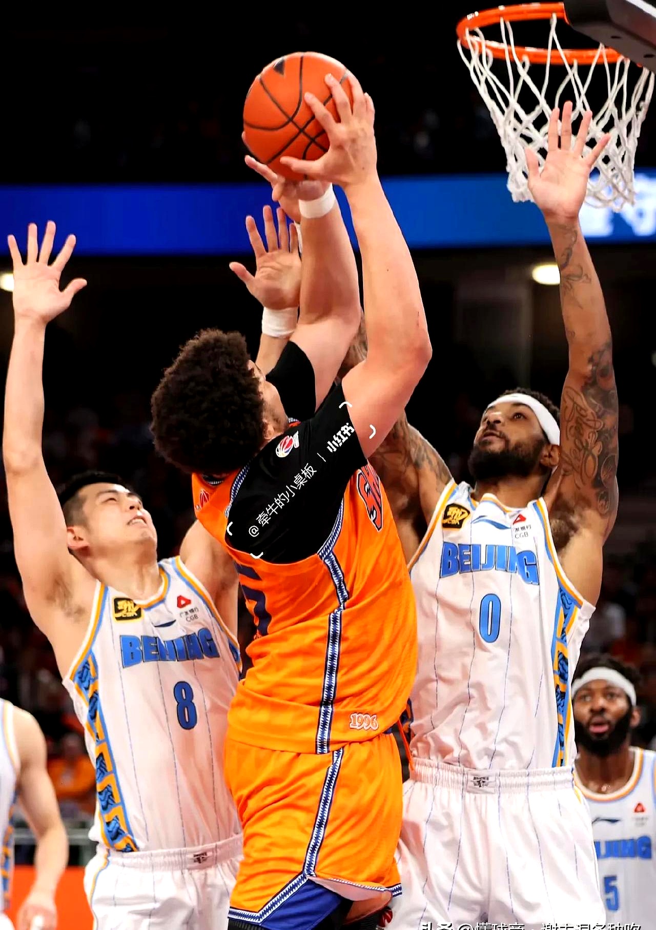 辽宁队险胜76人，库里点燃赛场