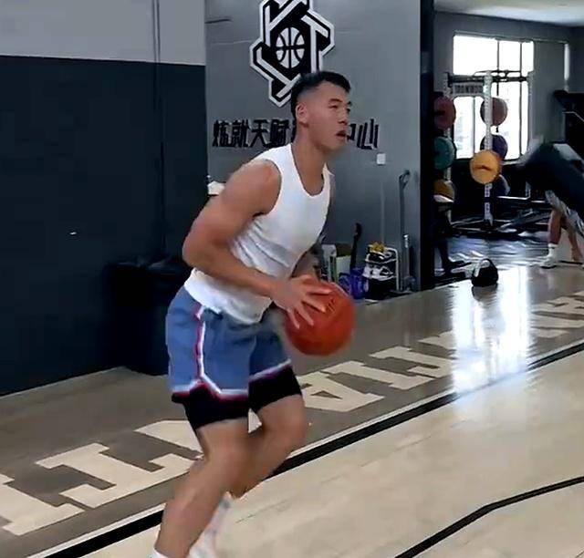 尼克斯绝杀四川队,孙铭徽带队取胜 尼克斯绝杀四川队,孙铭徽带队取胜