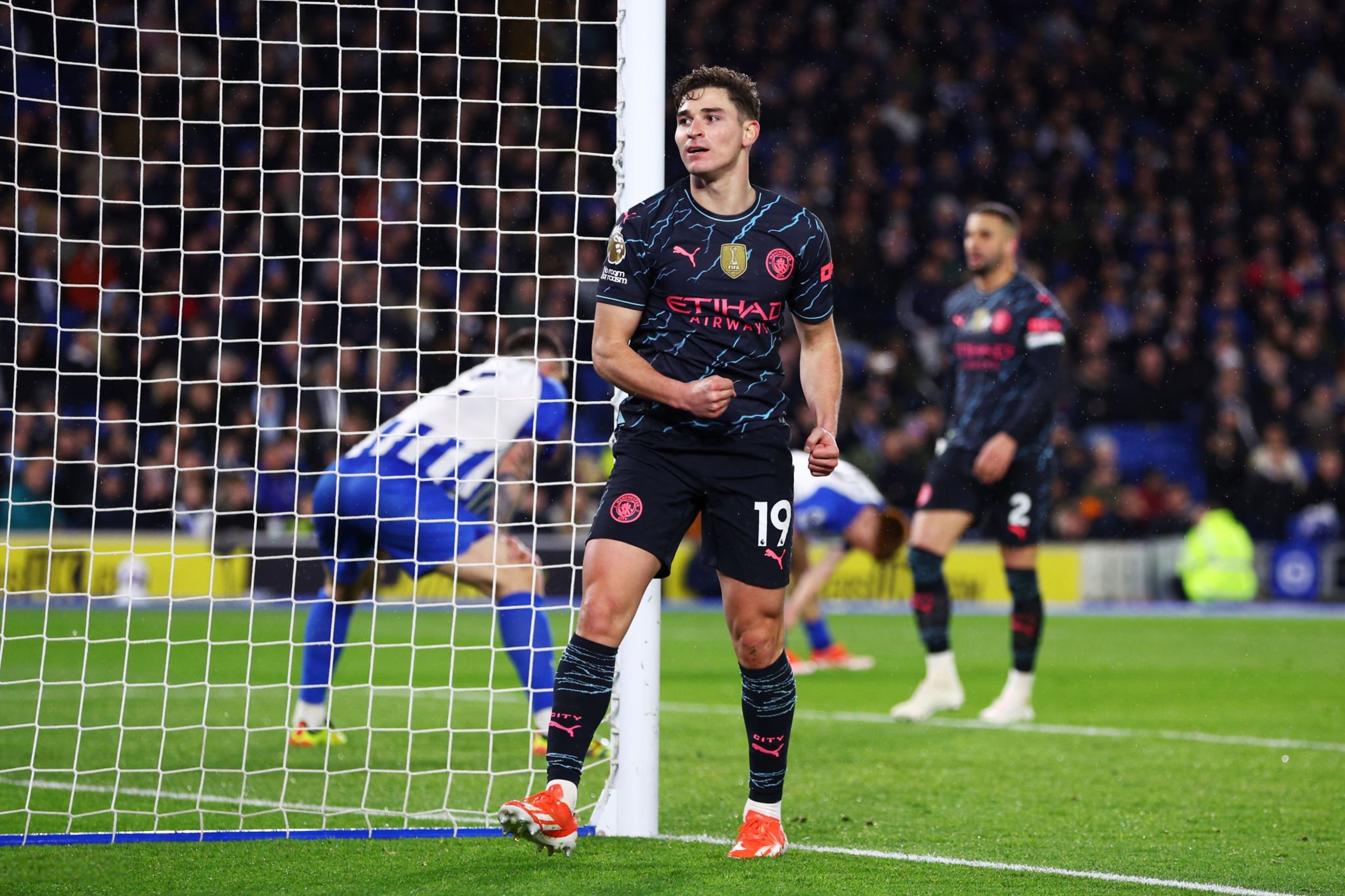 英格兰横扫塞内加尔，莱万刷新纪录的简单介绍