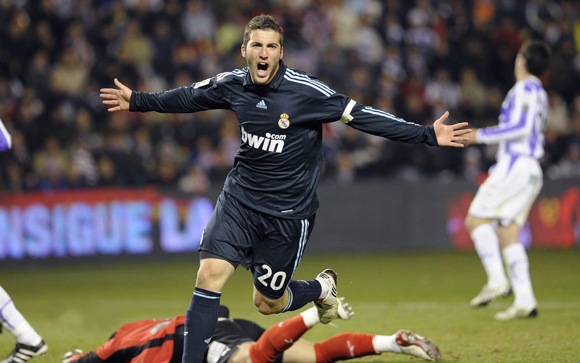 九游中国-唯一时刻，维尼修斯制胜光芒与英格兰锋线撕裂牙买加的平行叙事